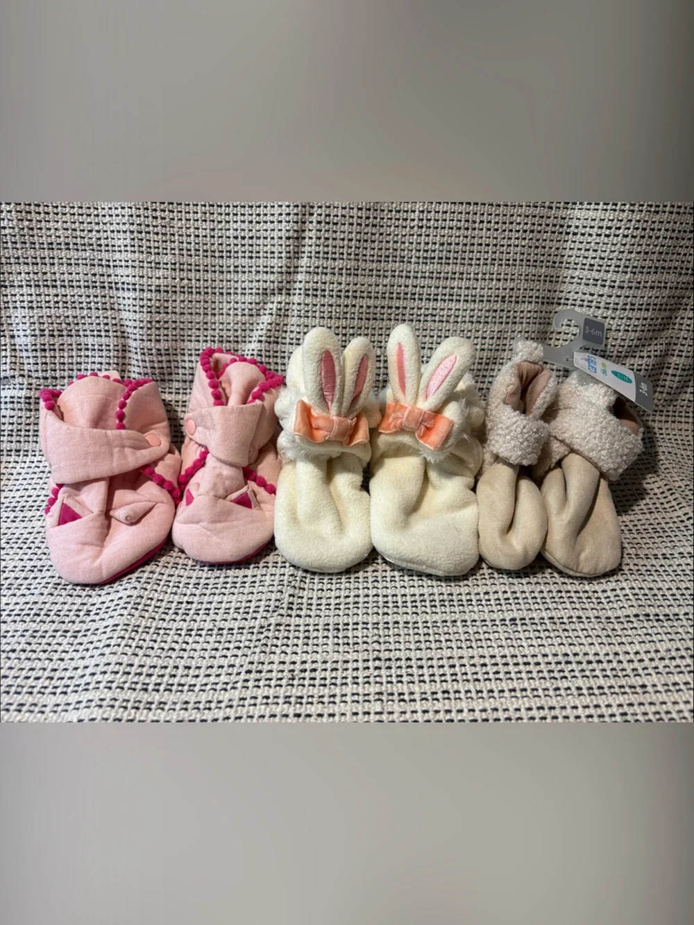 Lot of 3 baby slippers: size 3-6 months